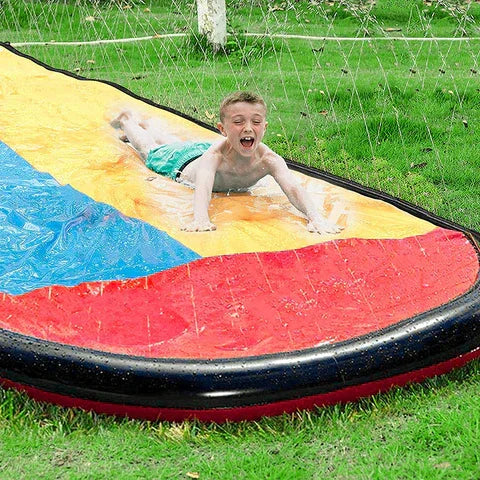 Escorregador com Jato de Água – Diversão Refrescante para os Dias de Calor!